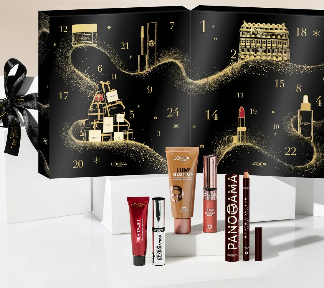 Calendrier de l’Avent L’Oréal Paris 2026 ouvert, avec ses cases numérotées et une sélection de produits de maquillage et de soin devant le coffret
